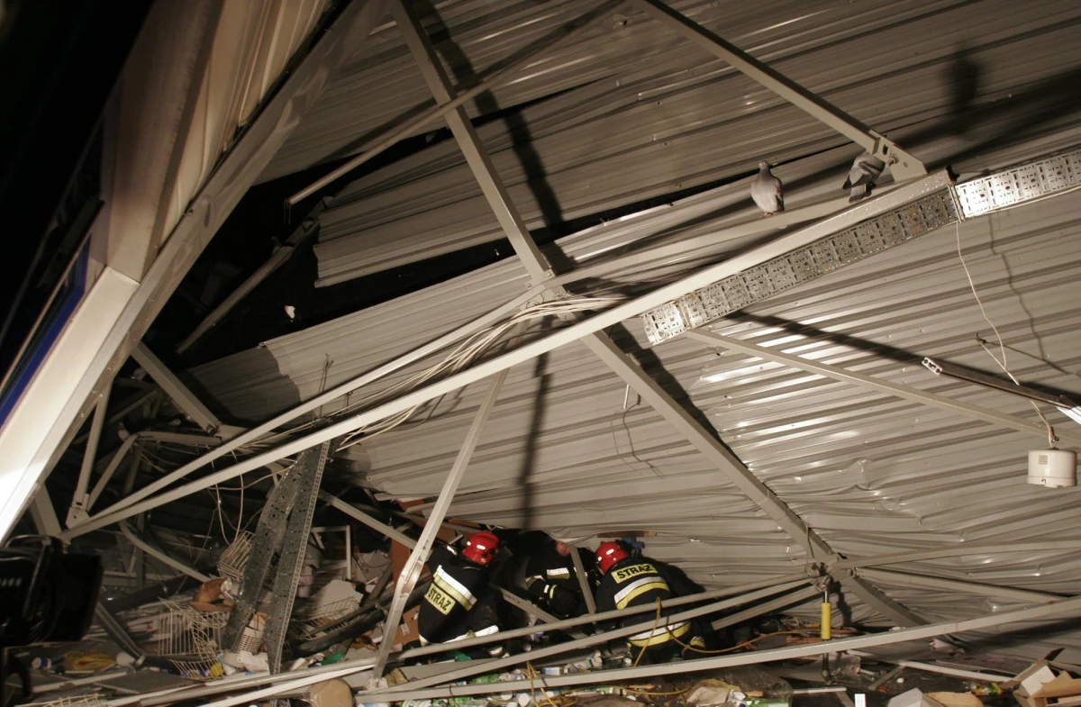 13 lat po zawaleniu się hali Międzynarodowych Targów Katowickich w Chorzowie bliscy ofiar otrzymają odszkodowania. Doszło do zawarcia ugody w tej sprawie. W styczniu 2006 pod naporem śniegu zawalił się pawilon, w którym trwały targi gołębi. Zginęło 65 osób, a ponad 140 zostało rannych.