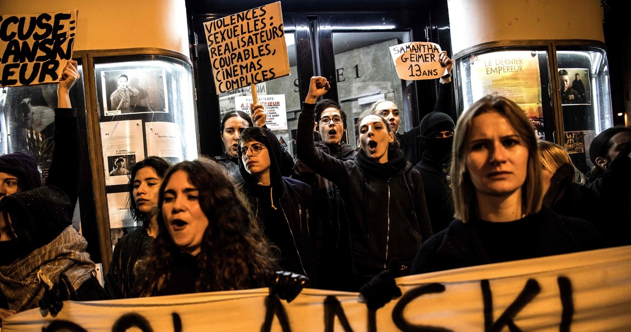 Kilkadziesiąt feministek zablokowało we wtorek wieczorem w Paryżu przedpremierowy pokaz najnowszego filmu Romana Polańskiego "Oficer i szpieg". "Polański gwałciciel, winne kina" - skandowały aktywistki, które trzymały m.in. transparent z hasłem "Polański prześladuje kobiety".