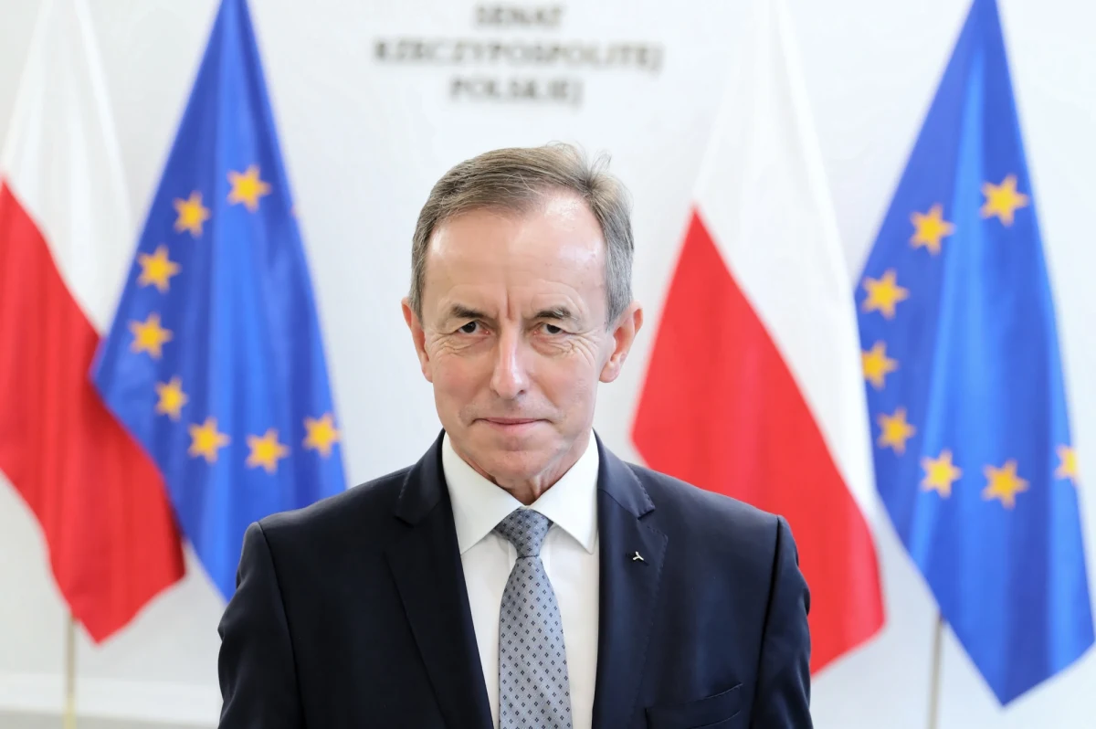 "Zapewniam państwa, że uczynię wszystko, co w mojej mocy, aby korzystając z ogromnego potencjału pań i panów senatorów, wybranych przez dziesiątki i setki tysięcy wyborców, uczynić z Senatu miejsce, które będzie kuźnią najlepszego prawa, w którym będą królowały szacunek, przyzwoitość, praworządność, honor, prawda i normalna praca merytoryczna, zaś nie będą miały wstępu obłuda, cynizm, oszustwo, kłamstwo, naginanie konstytucji czy regulaminu Senatu" - podkreślił marszałek Senatu Tomasz Grodzki w wystąpieniu wyemitowanym w TVP. "Wszyscy mają równe prawa, ale i obowiązki wobec ojczyzny. Nikomu nie wolno dzielić ludzi na lepszych czy gorszych, gdyż przeczy to szacunkowi dla przyrodzonej godności człowieka" - podkreślił. 
