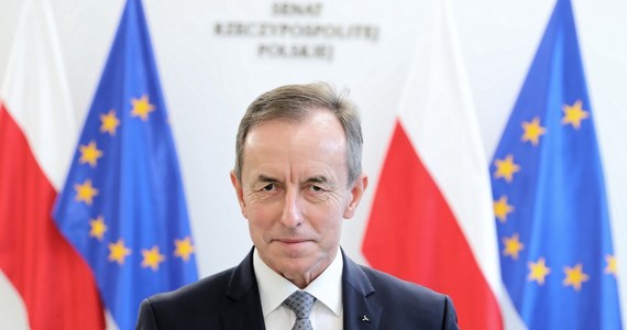 "Zapewniam państwa, że uczynię wszystko, co w mojej mocy, aby korzystając z ogromnego potencjału pań i panów senatorów, wybranych przez dziesiątki i setki tysięcy wyborców, uczynić z Senatu miejsce, które będzie kuźnią najlepszego prawa, w którym będą królowały szacunek, przyzwoitość, praworządność, honor, prawda i normalna praca merytoryczna, zaś nie będą miały wstępu obłuda, cynizm, oszustwo, kłamstwo, naginanie konstytucji czy regulaminu Senatu" - podkreślił marszałek Senatu Tomasz Grodzki w wystąpieniu wyemitowanym w TVP. "Wszyscy mają równe prawa, ale i obowiązki wobec ojczyzny. Nikomu nie wolno dzielić ludzi na lepszych czy gorszych, gdyż przeczy to szacunkowi dla przyrodzonej godności człowieka" - podkreślił. 
