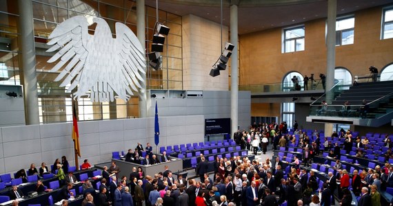 Niemiecki Bundestag przegłosował w czwartek ustawę, wprowadzającą obowiązkowe szczepienia przeciwko odrze w żłobkach, przedszkolach i szkołach. Zacznie ona obowiązywać od marca 2020 roku. Rodzice niezaszczepionych dzieci muszą liczyć się z grzywnami.