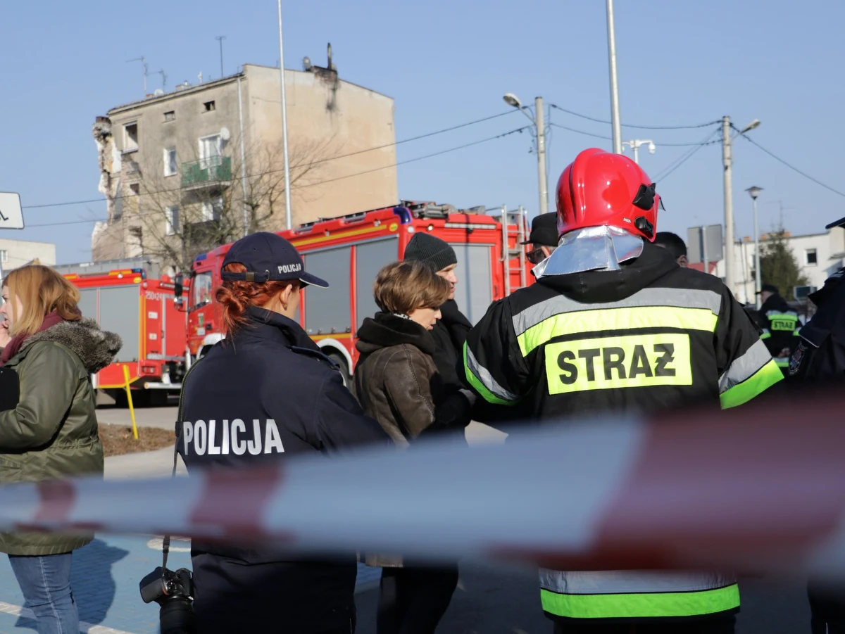 Przed Sądem Okręgowym w Poznaniu ruszył proces, jakiego jeszcze w Polsce nie było. Na ławie oskarżonych zasiadł Tomasz J., który w ocenie śledczych celowo wysadził w powietrze kamienicę na poznańskim Dębcu w marcu 2018 roku. Prokuratura zarzuca mężczyźnie m.in. zabójstwo żony, znieważenie jej zwłok i usiłowanie zabójstwa 34 mieszkańców kamienicy. Tomasz J. nie przyznał się do żadnego z zarzucanych mu czynów.