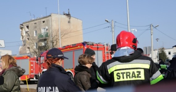 Przed Sądem Okręgowym w Poznaniu ruszył proces, jakiego jeszcze w Polsce nie było. Na ławie oskarżonych zasiadł Tomasz J., który w ocenie śledczych celowo wysadził w powietrze kamienicę na poznańskim Dębcu w marcu 2018 roku. Prokuratura zarzuca mężczyźnie m.in. zabójstwo żony, znieważenie jej zwłok i usiłowanie zabójstwa 34 mieszkańców kamienicy. Tomasz J. nie przyznał się do żadnego z zarzucanych mu czynów.