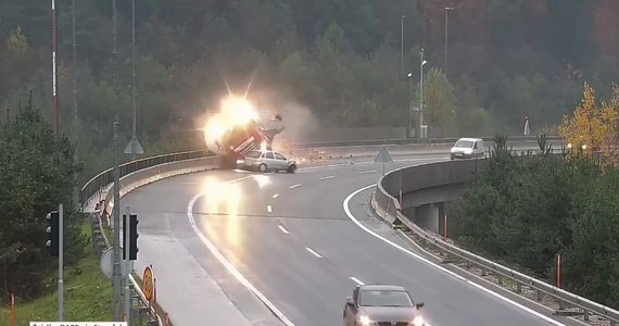 Do tragicznego wypadku doszło na obwodnicy stolicy Słowenii Lublany. Kierowca samochodu osobowego stracił panowanie nad kierownicą i uderzył w bok cysterny, która spadła z wiaduktu. Jej kierowca zginął na miejscu.