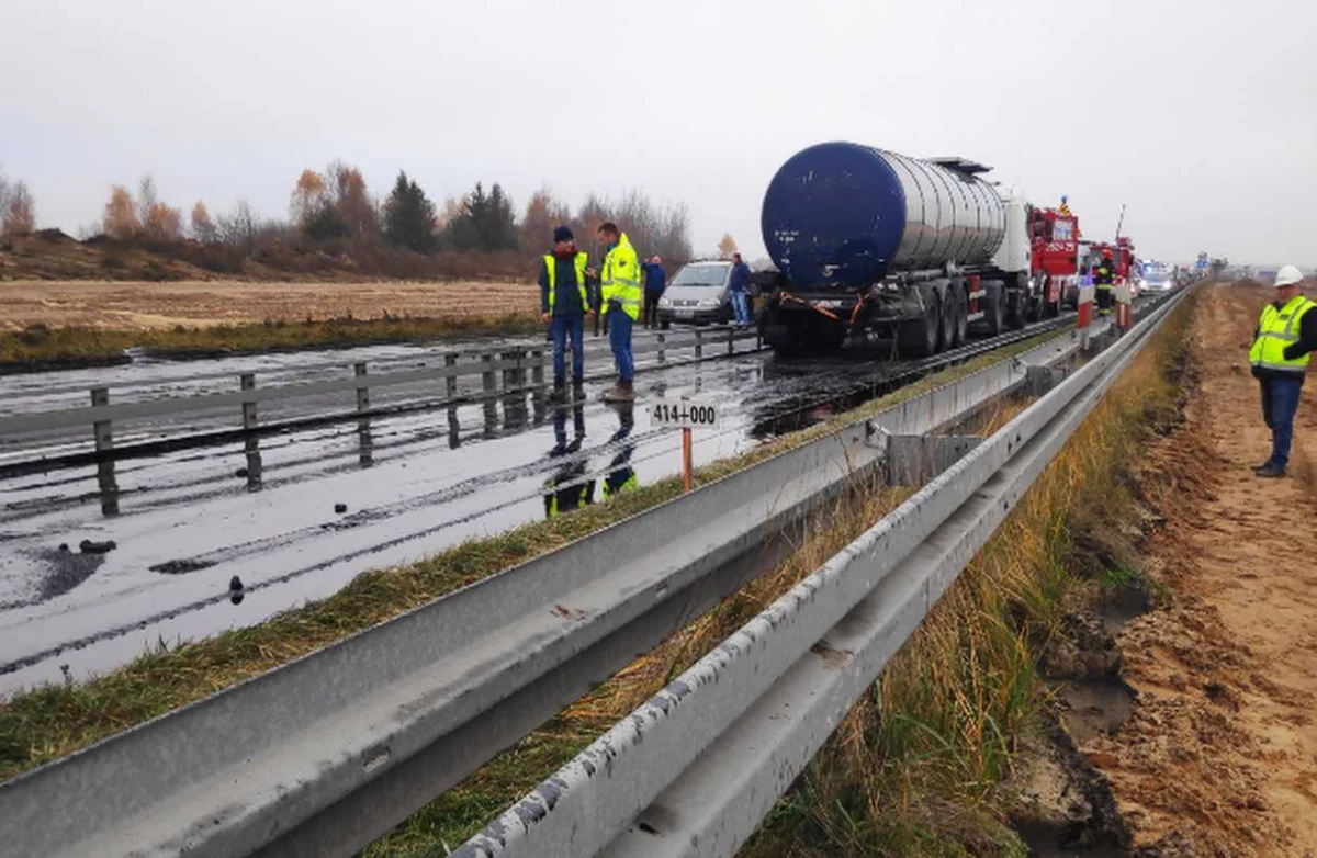 Po kilku godzinach sprzątania jezdni około południa udało się odblokować ruch na drodze krajowej nr 1 w miejscowości Madalin (Śląskie). W miejscowości Mykanów w woj. śląskim zderzyły się dwie ciężarówki. Z jednej z nich na jezdnię wyciekł płynny asfalt.