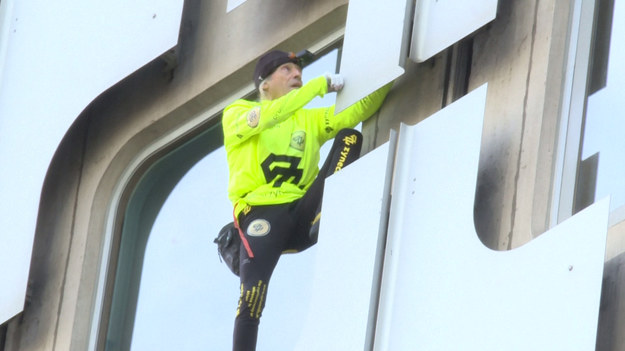 Alain Robert, „francuski spiderman”, wspina się na 152-metrową wieżę Ariane Tower w paryskiej dzielnicy biznesowej La Défense. Niestety, 57-letni wspinacz musiał poddać się po godzinie wspinaczki i zaledwie kilka metrów od dachu, z powodu...  mokrych ścian.