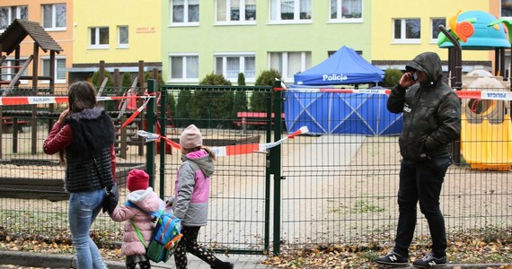 Prokuratura Okręgowa w Koninie (Wielkopolskie) wszczęła śledztwo ws. śmiertelnego postrzelenia przez policjanta 21-letniego mężczyzny. Do zdarzenia doszło wczoraj przed południem w Koninie. Postępowanie dotyczy nieumyślnego nadużycia uprawnień przez funkcjonariusza publicznego i nieumyślnego spowodowania śmierci.