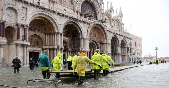 70 procent obszaru historycznego centrum Wenecji znalazło się pod wodą. Fala przypływu osiągnęła przed południem poziom 154 centymetrów. Zalany ponownie plac św. Marka został zamknięty.