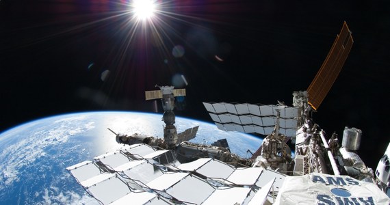 Astronauci Zalogi 61 Międzynarodowej Stacji Kosmicznej (ISS) rozpoczynają cykl spacerów kosmicznych, zgodnie określanych jako najtrudniejsze od czasów misji naprawczych Kosmicznego teleskopu Hubble'a w latach 1993-2009. Do końca roku zaplanowano co najmniej cztery spacery, których celem bedzie naprawa i modernizacja detektora cząstek kosmicznych AMS (Alpha Magnetic Spectrometer). Zadaniem urządzenia, wyniesionego na orbitę w 2011 roku podczas ostatniej misji promu kosmicznego Endeavour, jest poszukiwanie w przestrzeni kosmicznej naturalnie występujących cząstek antymaterii i próba rozwiązania zagadek tak zwanej ciemnej materii i ciemnej energii.
