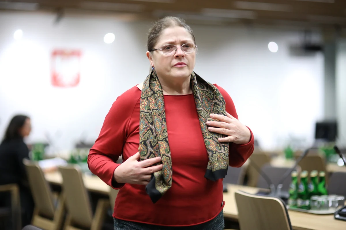 Marszałek Sejmu Elżbieta Witek zamówi ekspertyzy prawne w związku z ujawnionymi przez RMF FM wątpliwościami. Rzecz w tym, że wszyscy kandydaci na sędziów do Trybunału Konstytucyjnego przekroczyli już 67. rok życia, a niektóre przepisy mówią o przechodzeniu sędziów w stan spoczynku w wieku lat 65. Wśród kandydatów jest Krystyna Pawłowicz, która jako poseł kilka lat temu stanowczo krytykowała orzekanie sędziów starszych niż 70 lat.