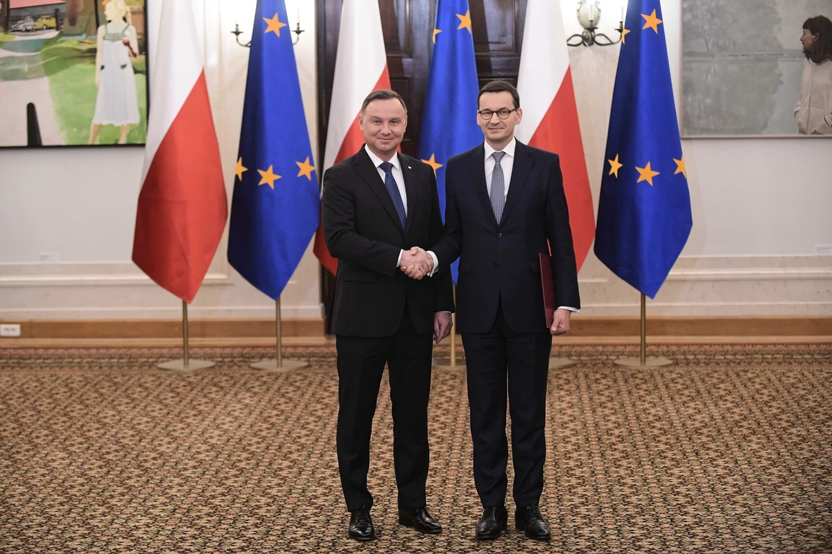Prezydent Andrzej Duda powołał nowy rząd Mateusza Morawieckiego. Kandydatów na objęcie ministerstw w nowym rządzie poznaliśmy już 8 listopada. W rządzie pojawi się kilka nowych twarzy, będą też nowe resorty. Zaskoczeniem może być fakt, że tymczasowym ministrem sportu i turystyki będzie premier Morawiecki. "W większości przypadków jesteście państwo tymi, którzy sprawdzili się już w służbie dla Rzeczpospolitej, w służbie dla współobywateli, dla naszego społeczeństwa i dla polskiego państwa" - mówił prezydent podczas uroczystości powołania rządu.

