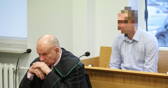 Karę czterech lat pozbawienia wolności, 50 tys. zł zadośćuczynienia i 10-letniego zakazu prowadzenia pojazdów wymierzył w piątek wołomiński sąd rejonowy Kamilowi B., który w 2018 roku śmiertelnie potrącił autem matkę i dwie córki. Wyrok jest nieprawomocny.