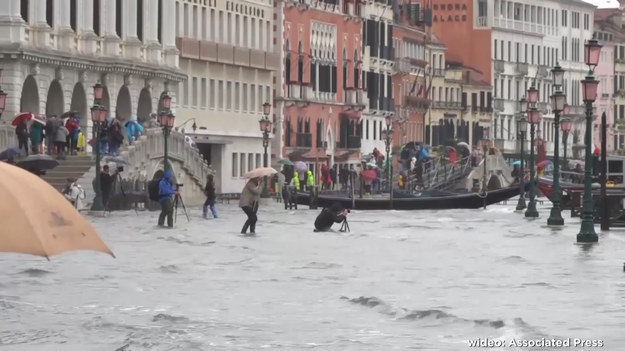 Największa od pół wieku powódź zalała zabytkową Wenecję. Podziwiane przez turystów budowle niszczy zasolona woda. Rekordowo wysoka zawartość soli w wodzie może spowodować, że stare budynki ulegną bardzo szybko zniszczeniu. Poziom Morza Śródziemnego będzie się niestety wciąż podnosił w najbliższych dekadach.
To nie jedyne miasto, któremu grozi niebezpieczeństwo. Znanym nam od wieków miejscom zagrażają nieobliczalne zjawiska. Podnoszący się poziom oceanów, nadmierna eksploracja podziemnych źródeł i zagęszczona zabudowa, huragany, trzęsienia ziemi i czynne wulkany... 
