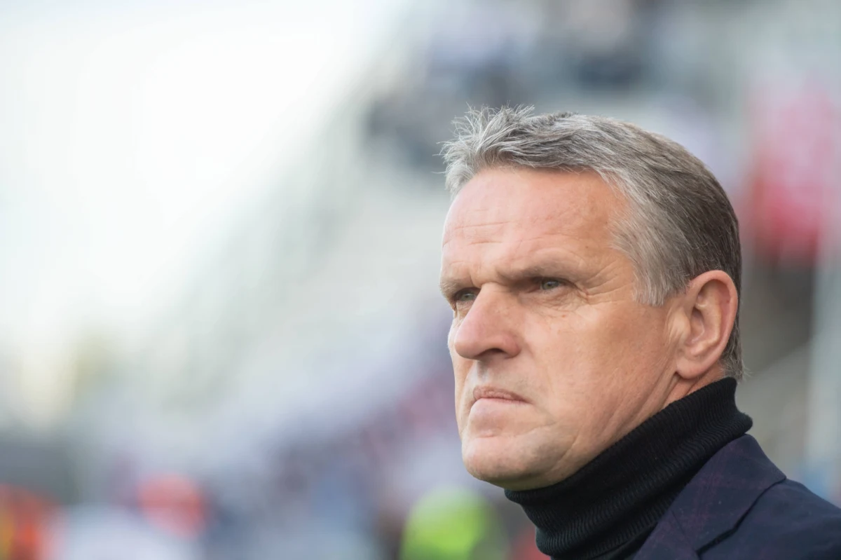 W latach 90. Izrael stał się jednym z kierunków, który chętnie obierali nasi piłkarze wyjeżdżający zagranicę. Kusiły ich lepsze zarobki, ale wszyscy zdawali sobie sprawę, że nie jest to w pełni bezpieczny kraj. Niektórzy osiągali w Izraelu sukcesy, inni szybko wyjeżdżali. Część z nich przeżyła mrożące krew w żyłach zdarzenia, jak obecny trener ŁKS-u Kazimierz Moskal, który był świadkiem zamachu terrorystycznego. 