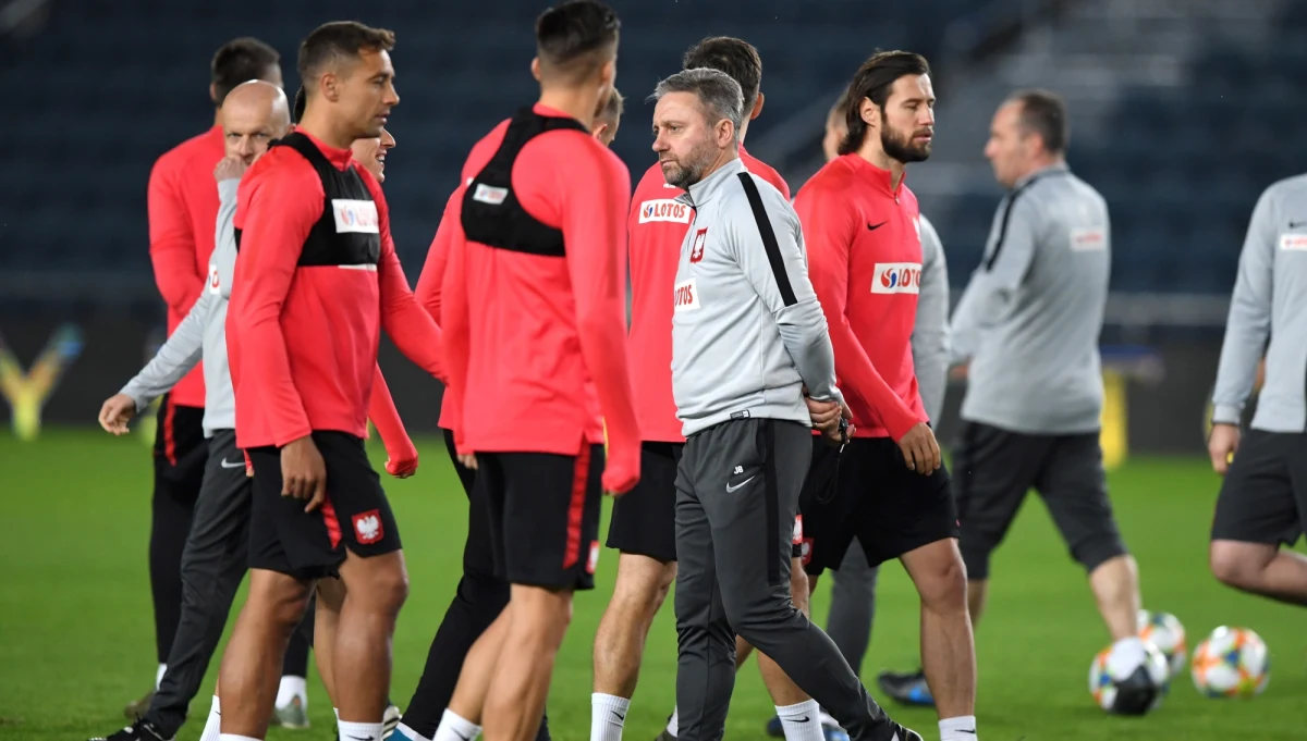 Awans na Euro 2020 już mamy. Piłkarska kadra chce zdobywać kolejne punkty, by wygrać grupę eliminacyjną i zapewnić sobie miejsce w wyższym koszyku podczas losowania turnieju finałowego. Ale sztab reprezentacji musi już myśleć o Euro i możliwe, że wieczorem selekcjoner Jerzy Brzęczek zdecyduje się na małe eksperymenty.