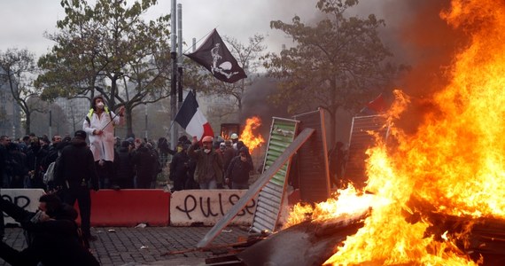 W pierwszą rocznicę wybuchu fali protestów „żółtych kamizelek” wybuchły zamieszki w Paryżu. Grupy anarchistów zaczęły wznosić uliczne barykady, dewastować miasto - przewracać samochody oraz atakować funkcjonariuszy. Policjanci musieli użyć gazu łzawiącego, pałek i armatek wodnych. Aresztowano 61 osób. Wydano również rozkaz przerwania demonstracji.