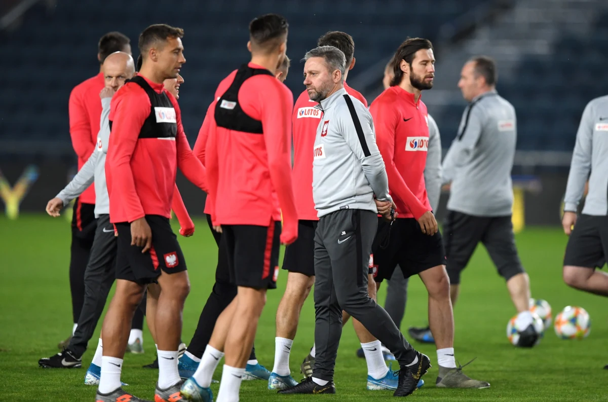 Izraelska gazeta "Jerusalem Post" podała informację, że Palestyński Islamski Dżihad planuje atak na stadion w Jerozolimie, na którym ma zostać rozegrane spotkanie Izraela z Polską (godz. 20.45 czasu warszawskiego). Do informacji odniósł się rzecznik Polskiego Związku Piłki Nożnej. "Nie mamy żadnych oficjalnych informacji, które byłyby związane z doniesieniami w mediach izraelskich dotyczących zagrożeń. Jesteśmy w stałym kontakcie z izraelską federacją piłkarską i UEFA. Co więcej ten artykuł został już skasowany" - stwierdził Jakub Kwiatkowski.