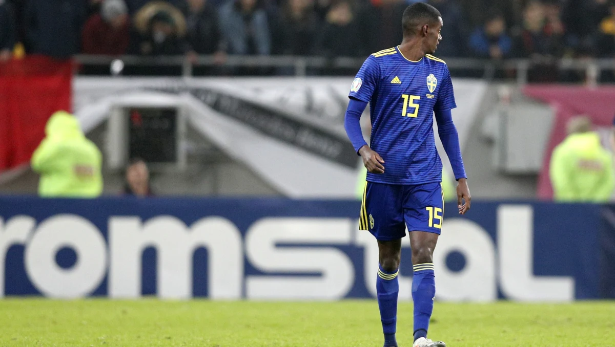 Rumuńscy kibice po raz kolejny doprowadzili do przerwania meczu piłkarskiego. W trakcie spotkania ich reprezentacji ze Szwecją (0:2) w ramach eliminacji mistrzostw Europy 2020 doszło do rasistowskich okrzyków w kierunku Alexandra Isaka. Rzucono także z trybun piłką golfową.