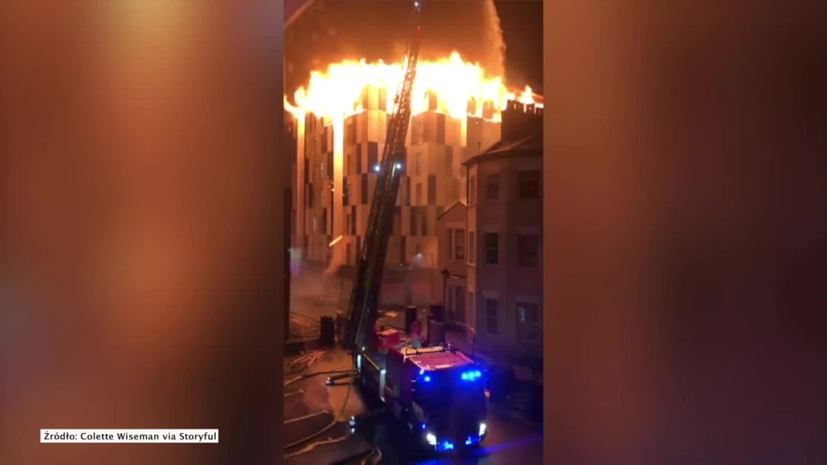 Ogromny pożar akademika w Boltonie był przyczyną ewakuacji studentów. Dwie osoby zostały poszkodowane. Ich stan nie jest znany. Z ogniem walczyło około 200 strażaków. Do pożaru zadysponowano także 40 wozów strażackich. 