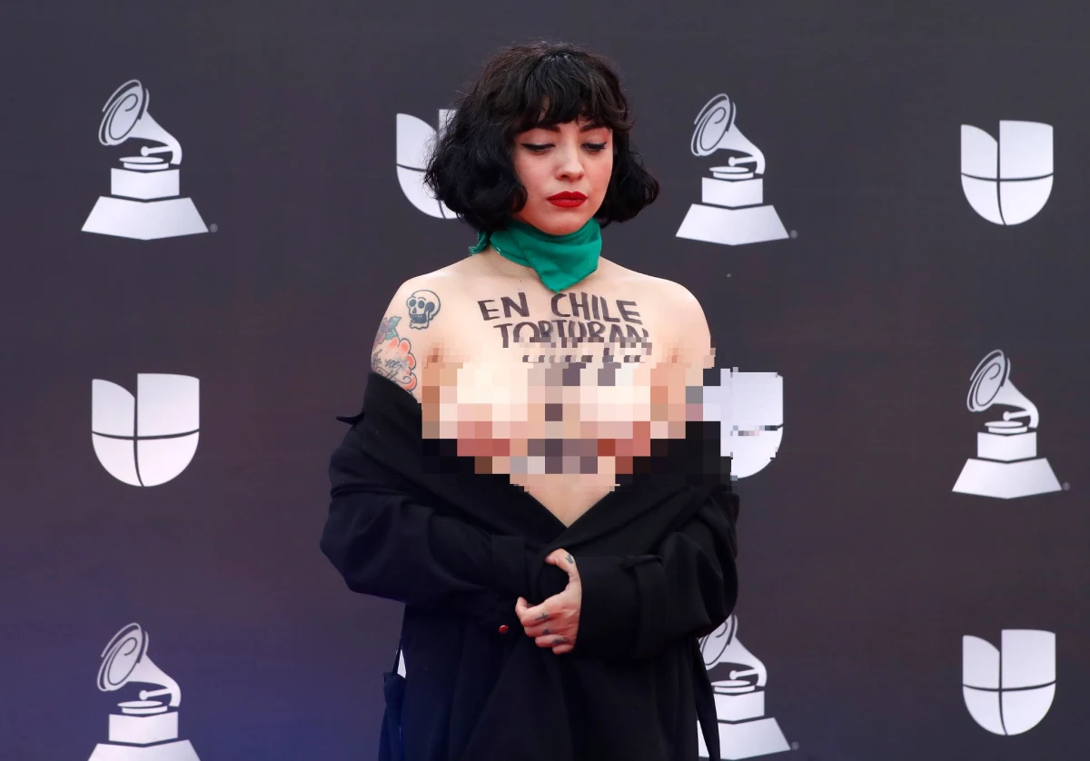 „W Chile torturują, gwałcą i zabijają” – taki napis widniał na klatce piersiowej piosenkarki z Chile, Mon Laferte, tuż przed ceremonią rozdania Latynoskich Grammy. Artystka pokazała piersi, by zwrócić uwagę na protesty odbywające się od dwóch miesięcy w jej kraju.