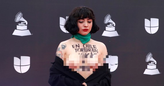 „W Chile torturują, gwałcą i zabijają” – taki napis widniał na klatce piersiowej piosenkarki z Chile, Mon Laferte, tuż przed ceremonią rozdania Latynoskich Grammy. Artystka pokazała piersi, by zwrócić uwagę na protesty odbywające się od dwóch miesięcy w jej kraju.