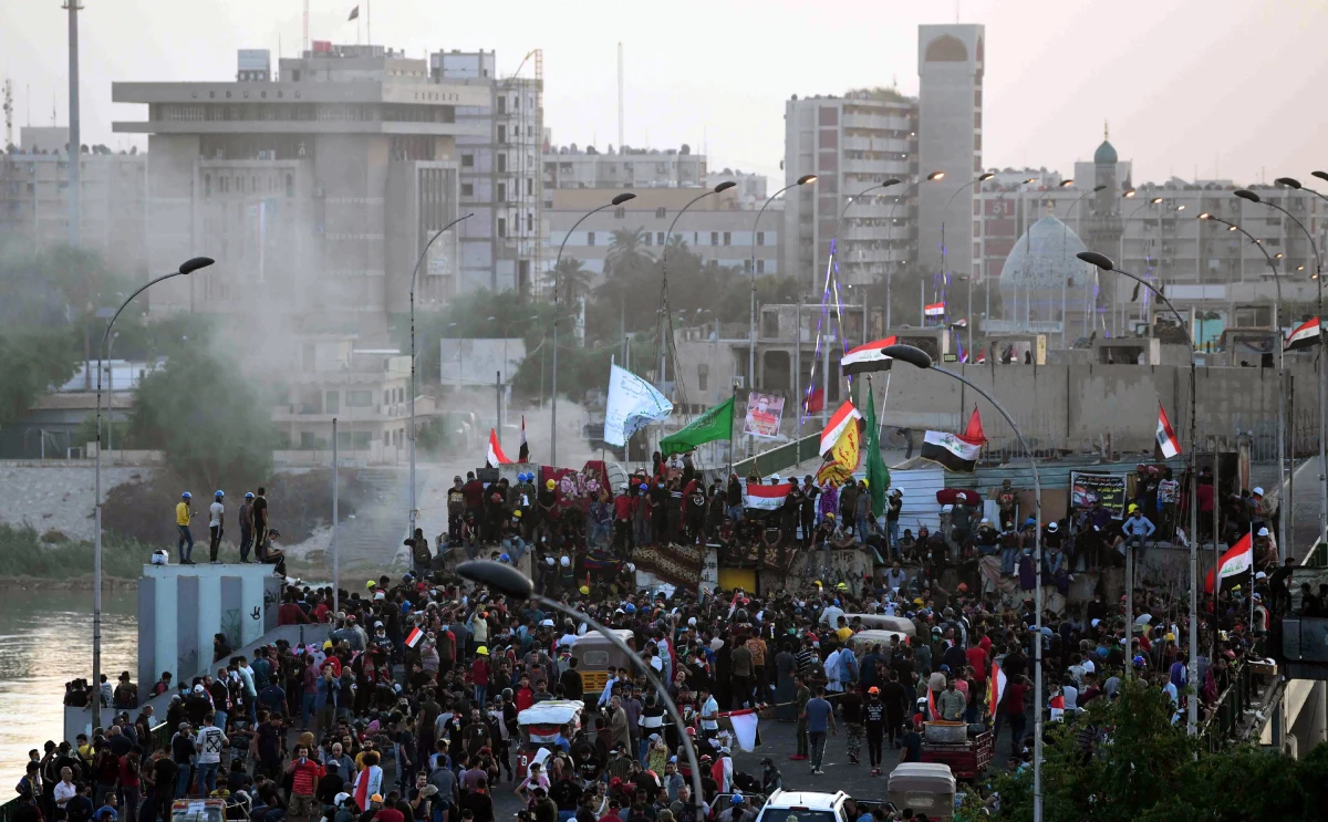Demonstranci w Bagdadzie w sobotę okupują część mostu, z którego zostali usunięci tydzień wcześniej - informuje Reuters. Jest to główny most prowadzący do Zielonej Strefy. W związku z protestami zamknięto przejście graniczne z Iranem. Manifestacje w Iraku są wyrazem społecznego wzburzenia wywołanego m.in. biedą, bezrobociem oraz nieregularnymi dostawami prądu i wody pitnej.
