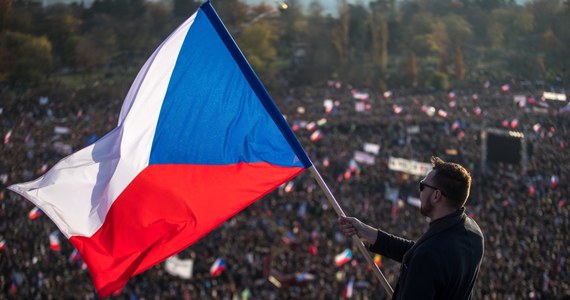 Około 300 tys. ludzi uczestniczyło w sobotę na błoniach Letnej w Pradze w demonstracji przeciwko premierowi Andrejowi Babiszowi - podali organizatorzy imprezy. Minister spraw wewnętrznych Jan Hamaczek powiedział, że policja oszacowała frekwencję na 250 tys.