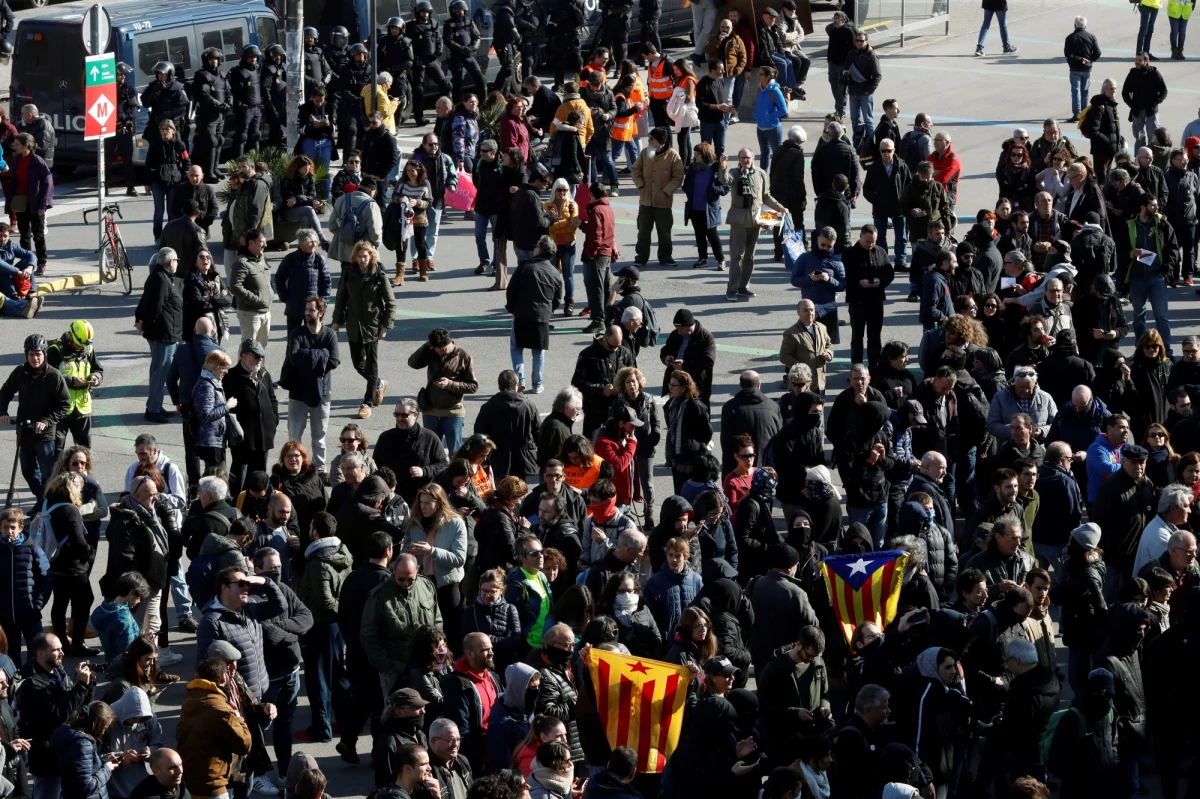 W Katalonii funkcjonariusze policji podjęli w sobotę kilkanaście interwencji przeciwko separatystom organizującym blokady dróg i węzłów kolejowych. Najwięcej z nich miało miejsce w Barcelonie.
