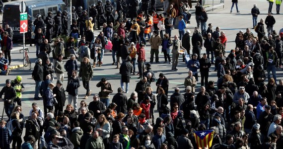 W Katalonii funkcjonariusze policji podjęli w sobotę kilkanaście interwencji przeciwko separatystom organizującym blokady dróg i węzłów kolejowych. Najwięcej z nich miało miejsce w Barcelonie.