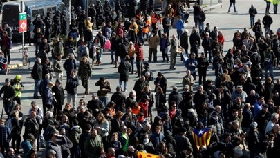 "Wolność dla więźniów politycznych!". Separatyści próbowali zablokować dworzec w Barcelonie