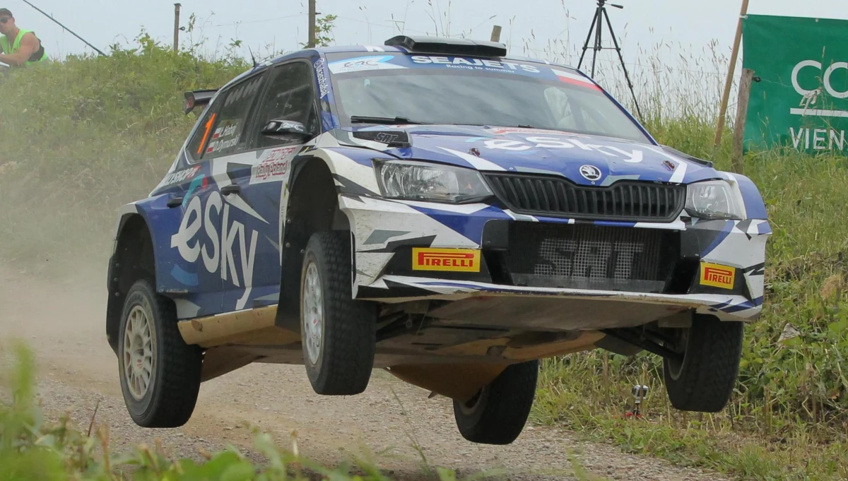 Łukasz Habaj i pilot Daniel Dymurski zdobyli trzecie miejsce Rajdowych Mistrzostw Europy. Do końca liczyli się w walce o mistrzostwo, ale z powodu awarii samochodu nie ukończyli ostatniego w sezonie rajdu Węgier i ostatecznie sezon zakończyli na najniższym stopniu podium. O zawodzie jakim był tytuł drugiego wicemistrza Starego Kontynentu, ale także o tym co w tym sezonie nie działało dobrze w jego zespole z Łukaszem Habajem rozmawiał Wojciech Marczyk z redakcji sportowej RMF FM.