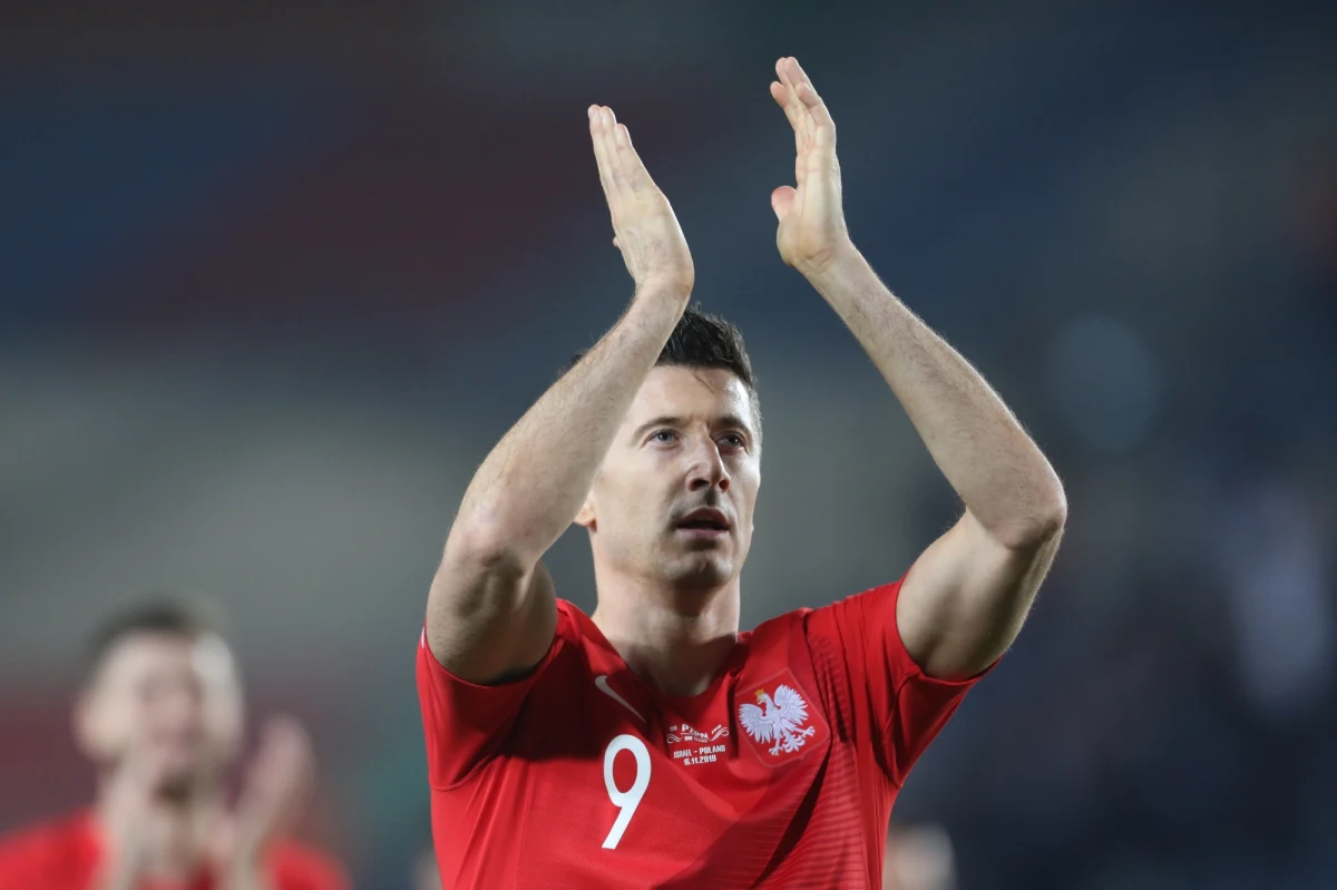 Po sobotnim meczu eliminacji piłkarskich mistrzostw Europy Polska wygrała z Izraelem 2:1. Mecz na ławce rezerwowych rozpoczęli Robert Lewandowski i Kamil Grosicki. Myślę, że dzisiaj zespół Izraela nie postawił wysokich wymagań. W pierwszej połowie mieliśmy dużo sytuacji, ten wynik powinien być zupełnie inny, powinniśmy byli strzelić więcej bramek. Wygraliśmy zasłużenie i na spokojnie – komentował po sobotnim meczu Robert Lewandowski.