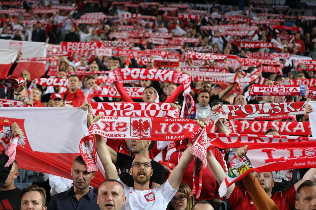 Reprezentacja Polski pokonała Izrael 2:1 w meczu 9. kolejki el. Euro 2020. W doliczonym czasie gry drugiej połowy na boisku pojawili się kibice. Jeden z ochroniarzy, próbując zatrzymać intruza staranował Tomasza Kędziorę. Reprezentant Polski długo nie podnosił się z boiska. Mecz na kilka minut został przerwany.