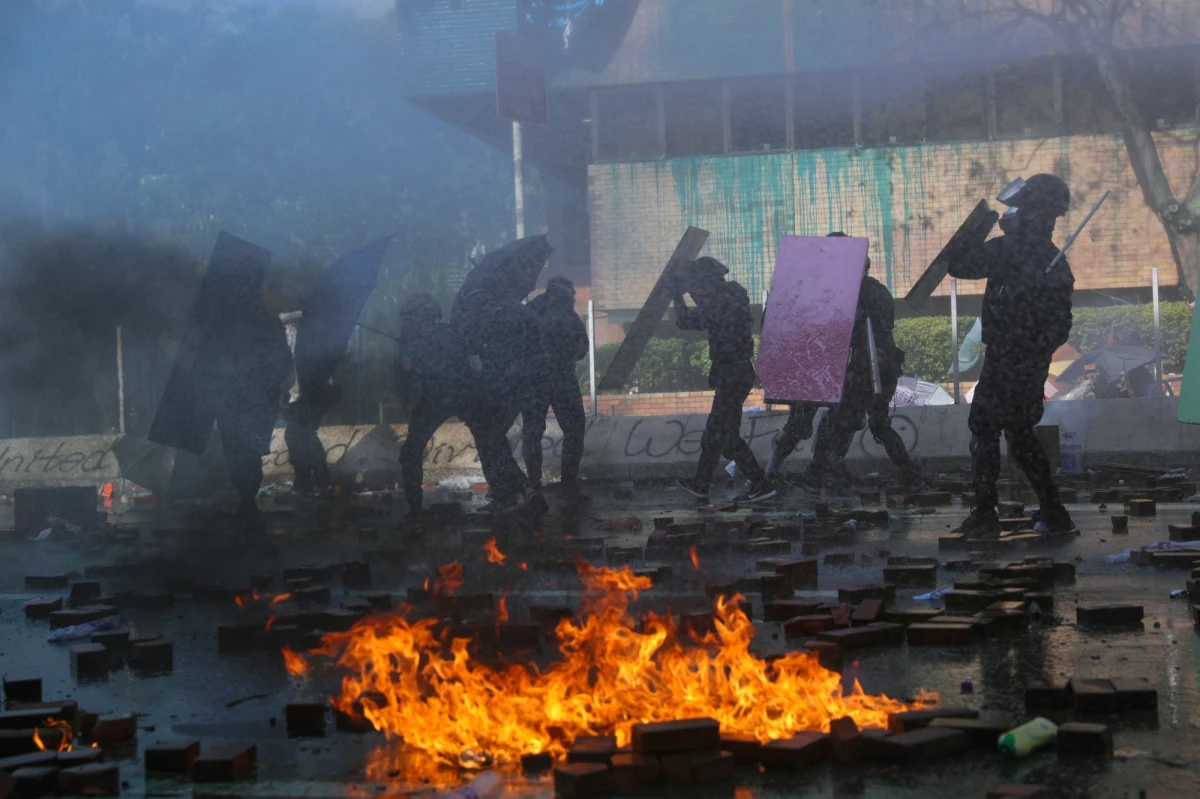 W pobliżu kampusu Uniwersytetu Politechnicznego w Hongkongu doszło do kolejnych starć antyrządowych demonstrantów z policją. Jeden z funkcjonariuszy został postrzelony w łydkę strzałą –informują służby.