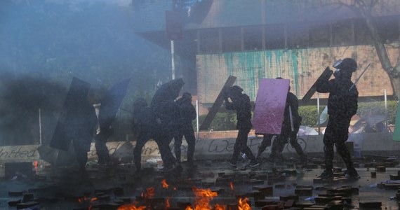 W pobliżu kampusu Uniwersytetu Politechnicznego w Hongkongu doszło do kolejnych starć antyrządowych demonstrantów z policją. Jeden z funkcjonariuszy został postrzelony w łydkę strzałą –informują służby.