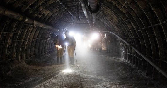 Dziesięciu górników z kopalni Zofiówka w Jastrzębiu-Zdroju musiało przerwać pracę. W wyrobisku 900 metrów pod ziemią stwierdzono przekroczenie stężenia metanu. Prace wstrzymano. 