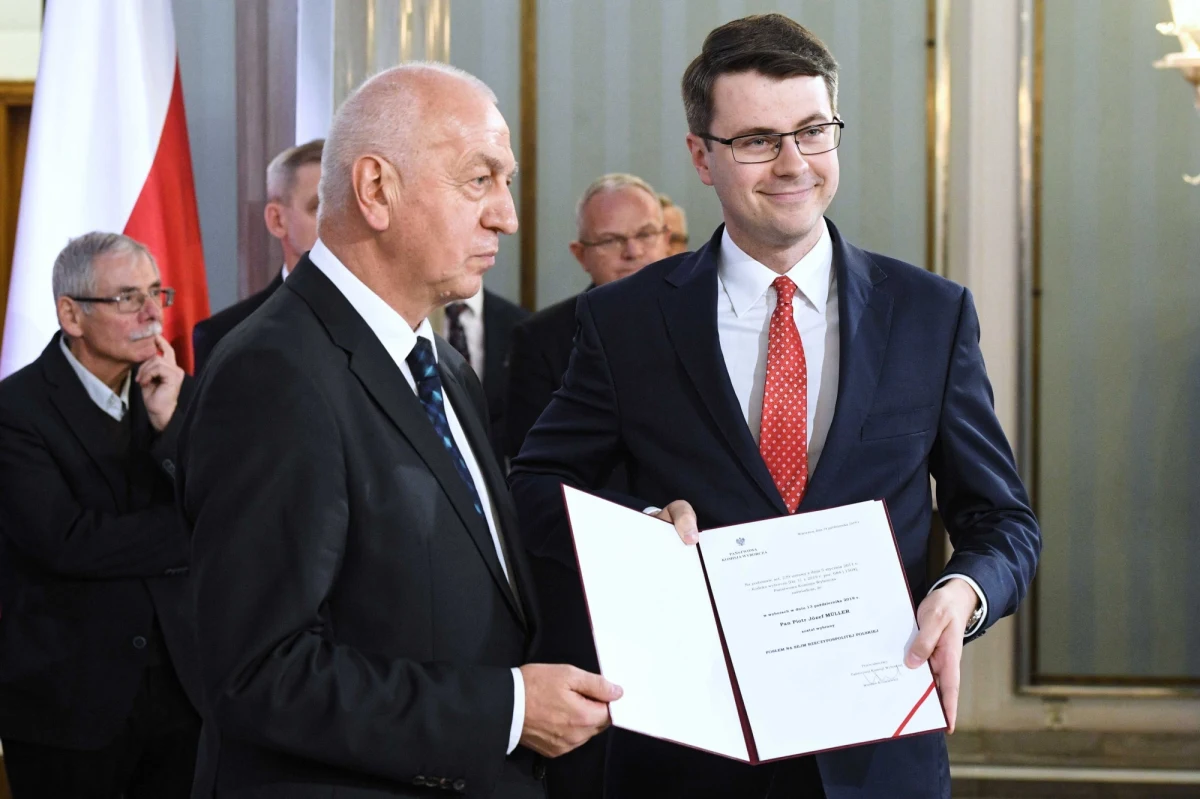 Jeżeli projekt w sprawie zniesienia 30-krotności składki na ZUS nie przejdzie, trzeba będzie zmodyfikować projekt budżetu państwa - powiedział w niedzielę rzecznik rządu Piotr Müller.