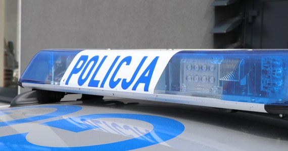 Warszawska policja po kilkunastu godzinach zatrzymała mężczyznę, który w sobotę późnym wieczorem w mieszkaniu na Woli oblał kobietę łatwopalną substancją i podpalił.