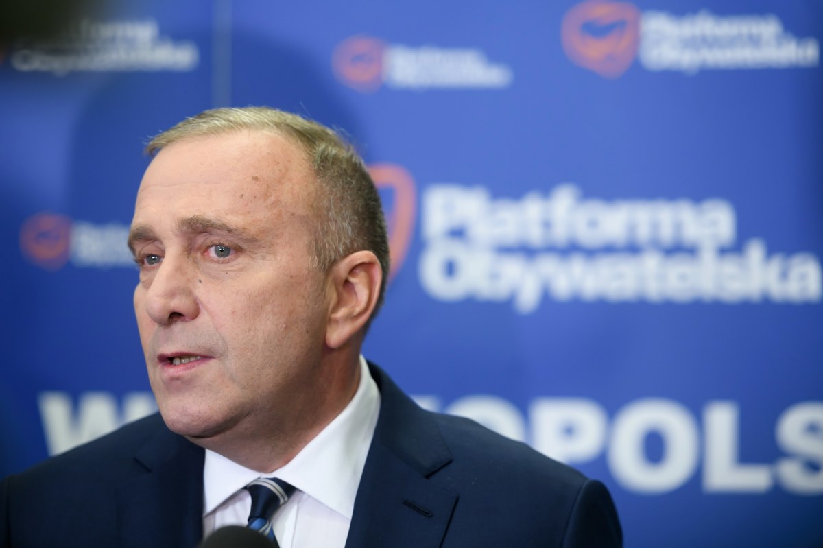 We wtorek mija termin na zgłaszanie się kandydatów chcących wystartować w prezydenckich prawyborach Platformy Obywatelskiej. Tymczasem do partii nie wpłynęło żadne zgłoszenie do konkursu. Na pewno o nominację PO będzie się ubiegała Małgorzata Kidawa-Błońska. Grzegorz Schetyna rozpaczliwie szuka dla niej kontrkandydata – ustalił Onet.