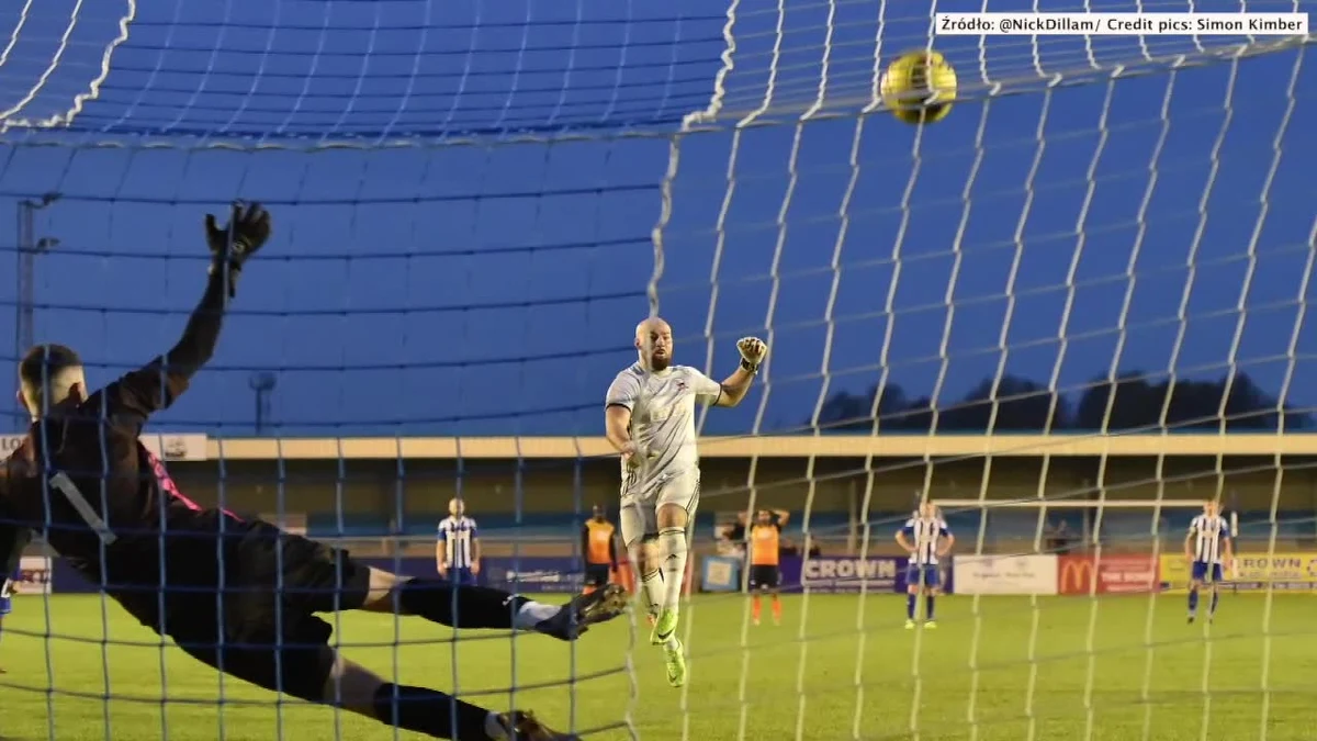 Tony Breeden, bramkarz klubu Nuneaton Borough podszedł do rzutu karnego podczas meczu ze Stratford Town. Piłka po jego strzale przeleciała nad poprzeczką, a następnie rozbiła lampę, znajdującą się na trybunie.