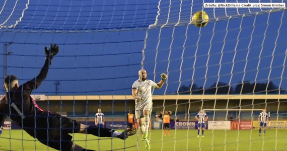 Tony Breeden, bramkarz klubu Nuneaton Borough podszedł do rzutu karnego podczas meczu ze Stratford Town. Piłka po jego strzale przeleciała nad poprzeczką, a następnie rozbiła lampę, znajdującą się na trybunie.