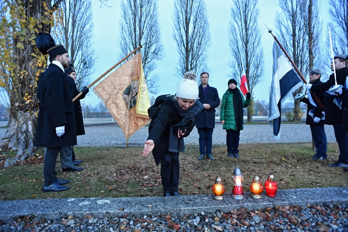 Ziemię spod Dębu Wolności, który od prawie 101 lat rośnie przy Collegium Novum UJ w Krakowie, rozsypali w niedzielę na terenie b. obozu Dachau uczestnicy krakowskiej wyprawy akademickiej śladami Sonderaktion Krakau. W tym roku przypada 80. rocznica tej akcji.