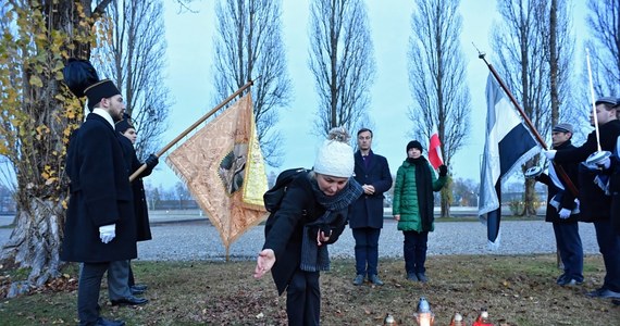 Ziemię spod Dębu Wolności, który od prawie 101 lat rośnie przy Collegium Novum UJ w Krakowie, rozsypali w niedzielę na terenie b. obozu Dachau uczestnicy krakowskiej wyprawy akademickiej śladami Sonderaktion Krakau. W tym roku przypada 80. rocznica tej akcji.