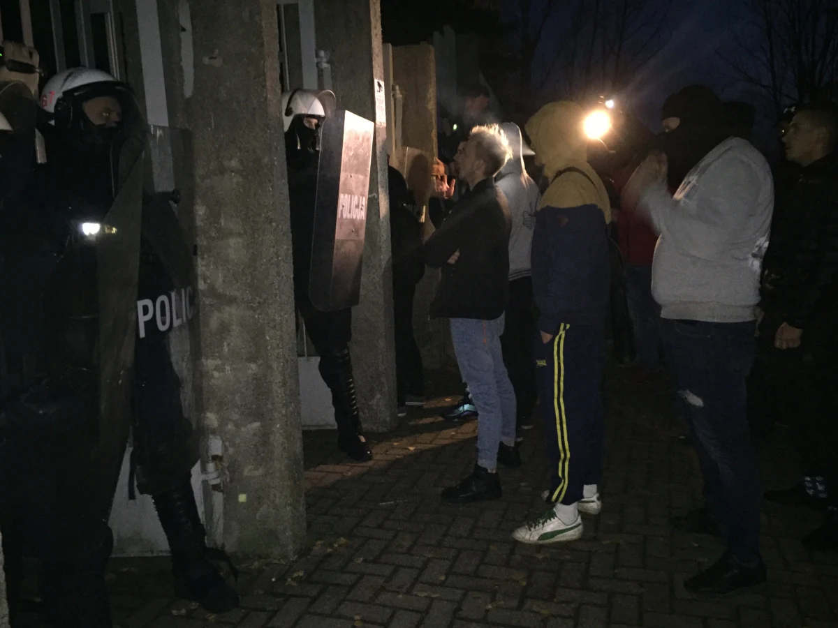 Kilkadziesiąt minut trwało w niedzielę zgromadzenie przy siedzibie policji w Koninie (Wielkopolskie) w związku ze śmiercią 21-latka postrzelonego przez policjanta. Około godz. 18 siłą przerwała je policja. Trzech policjantów zostało rannych, zatrzymano też 4 osoby, w tym jednego nieletniego.