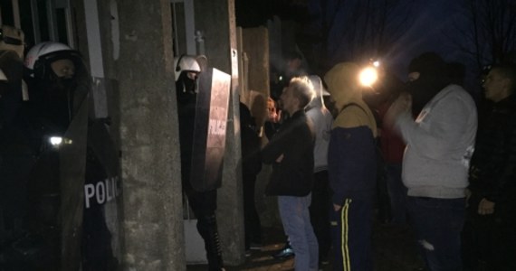 Kilkadziesiąt minut trwało w niedzielę zgromadzenie przy siedzibie policji w Koninie (Wielkopolskie) w związku ze śmiercią 21-latka postrzelonego przez policjanta. Około godz. 18 siłą przerwała je policja. Trzech policjantów zostało rannych, zatrzymano też 4 osoby, w tym jednego nieletniego.