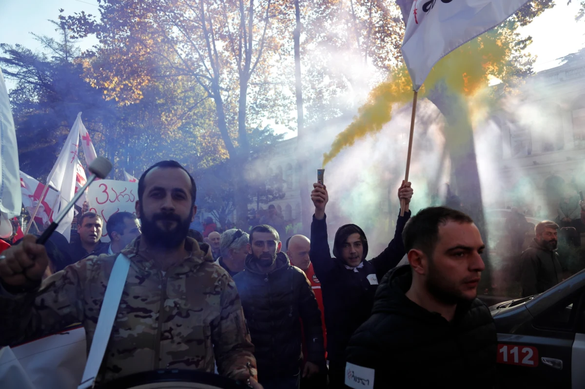 Ok. 20 tys. ludzi zebrało się w centrum Tbilisi na antyrządowych demonstracjach. Protestujący domagają się wcześniejszych wyborów parlamentarnych. Niezadowolenie jest związane z nieuchwaleniem przez parlament zmiany ordynacji wyborczej na proporcjonalną.