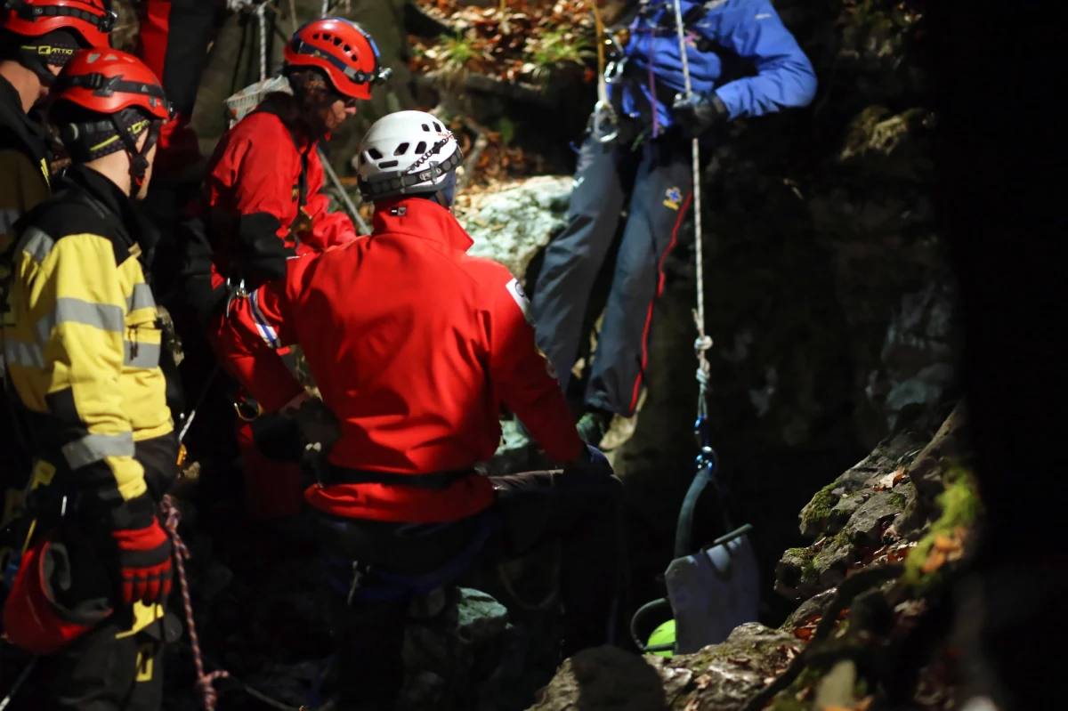Po trwającej ponad osiem godzin akcji ratunkowej, w niedzielę wieczorem ratownicy jurajskiej grupy GOPR i strażacy wydostali z Jaskini Wszystkich Świętych w Sokolich Górach na Jurze Krakowsko-Częstochowskiej uwięzionego tam 44-letniego mężczyznę. Poszkodowany z licznymi złamaniami trafił do szpitala.