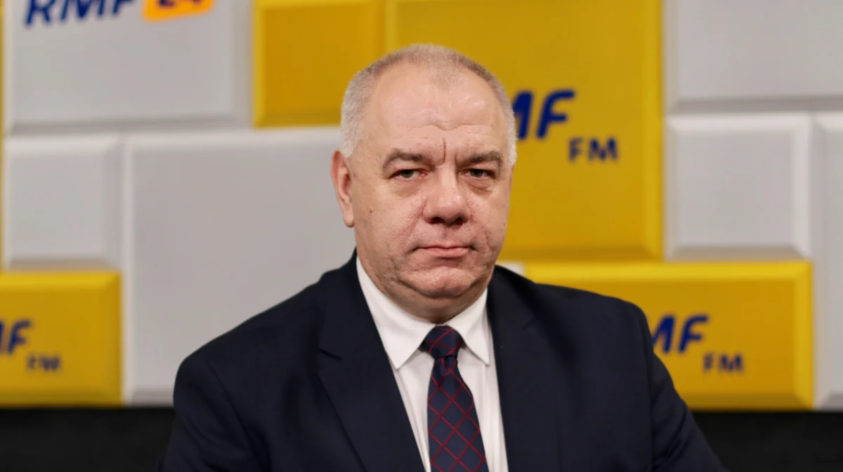 "Za cenę prądu odpowiada teraz minister aktywów państwowych, czyli ja. Podwyżki dla indywidualnych odbiorców nie będzie" - deklarował w Porannej rozmowie w RMF FM Jacek Sasin. "Podmioty gospodarcze muszą liczyć się z tym, że będą musiały płacić za prąd tyle, ile wynika to rynkowych cen wytwarzania energii" przyznawał wicepremier. Gość Roberta Mazurka, pytany o nazwę swojego resortu, zapewniał, że jest znakomita. "Oddaje istotę tego resortu - ma te aktywa państwa wykorzystać w interesie państwa. Skarb polegał na tym, że się to tylko nadzorowało, a teraz to ma być taka bardzo aktywna polityka" - tłumaczył Sasin. Przyznał, że nie do końca wie, co jutro premier powie w expose. 