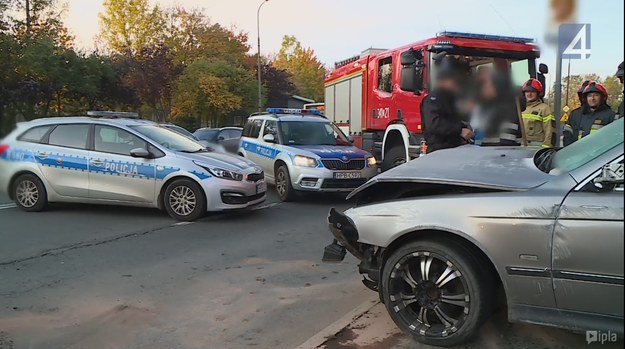 Nowe odcinki najpopularniejszego polskiego programu o funkcjonariuszach Wydziału Ruchu Drogowego, pokazujący codzienną pracę patroli policyjnych w różnych miastach Polski. Uchwycone w nim zdarzenia i zachowania kierowców pokazują, co może spotkać każdego z nas, pozwalają zobaczyć z innej perspektywy niebezpieczne sytuacje na drogach i dają szansę uczenia się na błędach innych. Oprócz wypadków, karamboli i efektownych akcji policjantów, w programie widzimy wiele różnorodnych sytuacji – zabawnych i smutnych, typowych i zaskakujących, kuriozalnych i pouczających. Scenariusz pisze samo życie i kierowcy poruszający się po naszych drogach. 