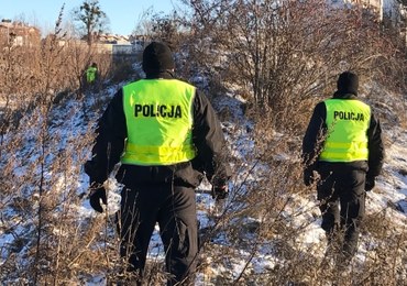 Zaciągnął ojca do auta i odjechał. Akcja policji w Świętokrzyskiem